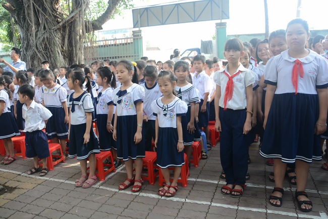 Giving gifts to primary schools