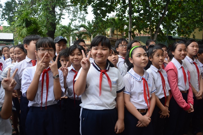 Giving gifts to primary schools