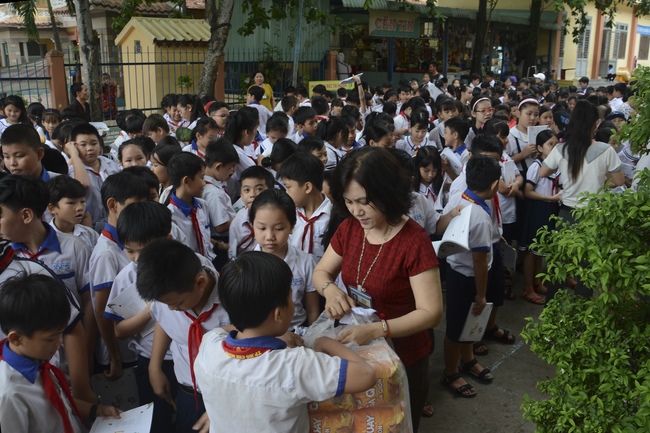 Giving gifts to primary schools