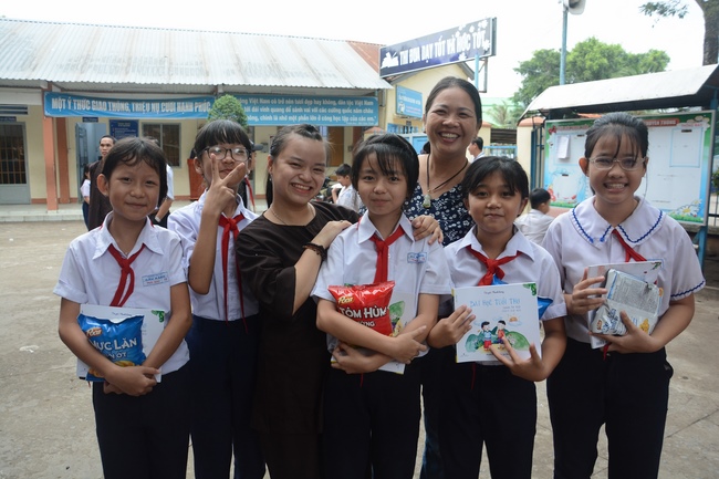 Giving gifts to primary schools