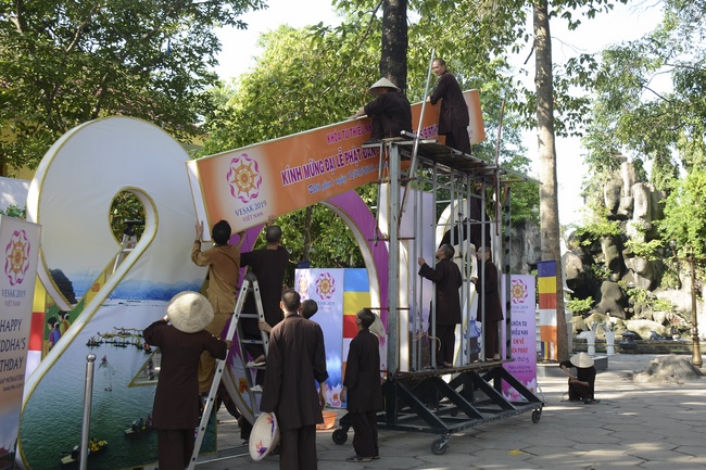 Công tác chuẩn bị trang trí Phật đản Vesak 2019 (phần 1)