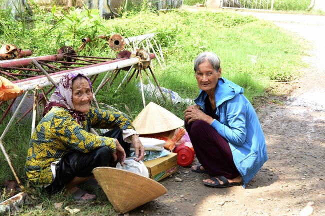 Khám bệnh, tặng thuốc và quà tại Bến Tre
