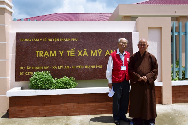 Khám bệnh, tặng thuốc và quà tại Bến Tre