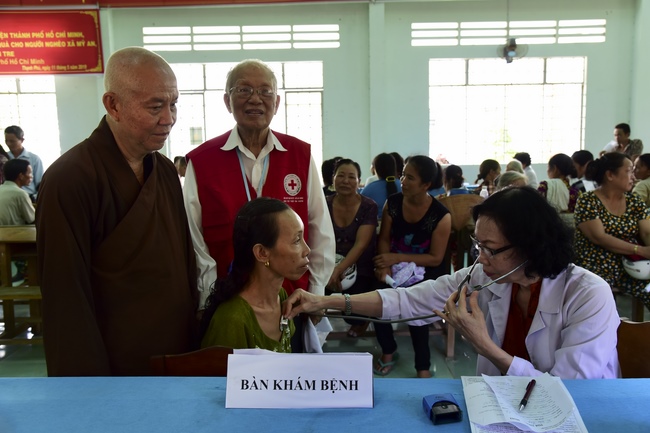 Khám bệnh, tặng thuốc và quà tại Bến Tre