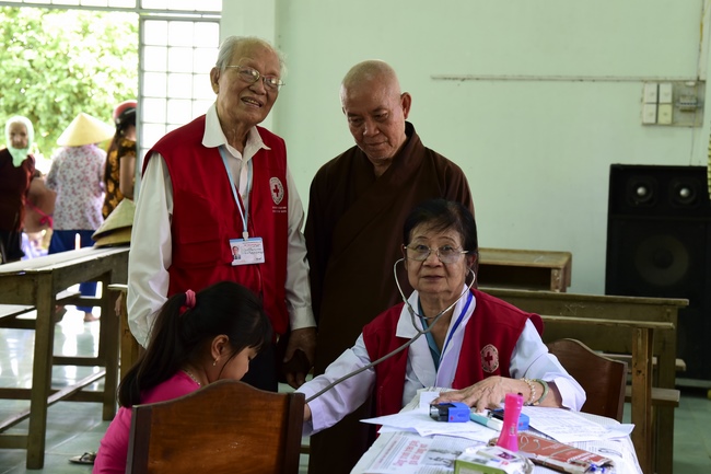 Khám bệnh, tặng thuốc và quà tại Bến Tre