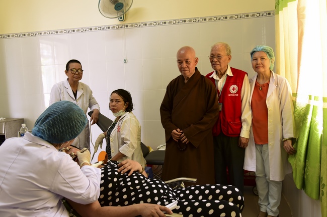 Khám bệnh, tặng thuốc và quà tại Bến Tre