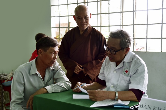 Khám bệnh, tặng thuốc và quà tại Bến Tre