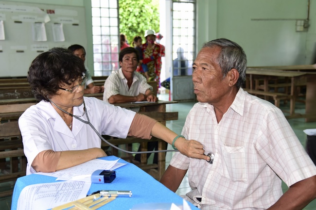 Khám bệnh, tặng thuốc và quà tại Bến Tre