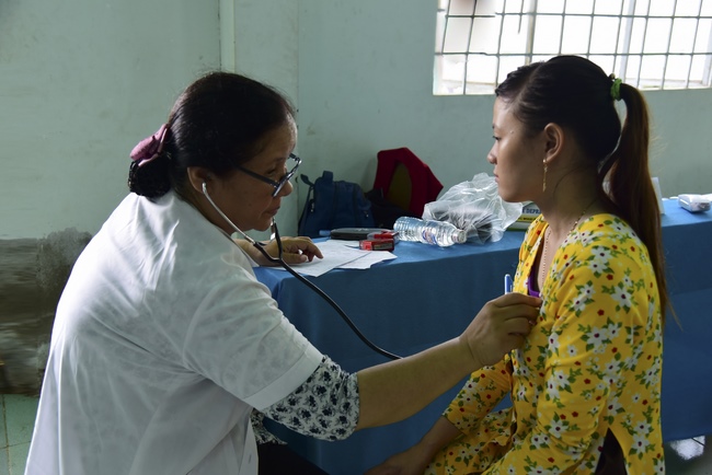 Khám bệnh, tặng thuốc và quà tại Bến Tre