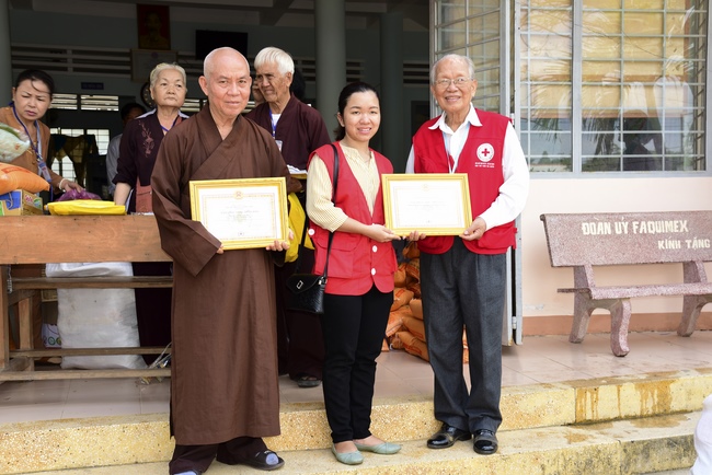 Khám bệnh, tặng thuốc và quà tại Bến Tre