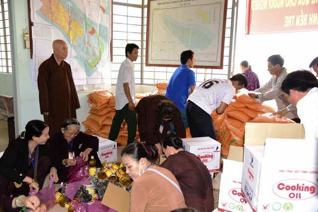 Khám bệnh, tặng thuốc và quà tại Bến Tre