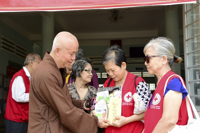 Khám bệnh, tặng thuốc và quà tại Bến Tre