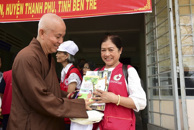 Khám bệnh, tặng thuốc và quà tại Bến Tre