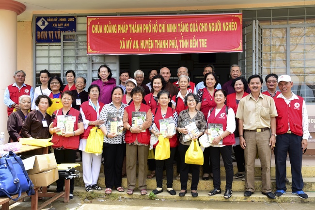 Khám bệnh, tặng thuốc và quà tại Bến Tre