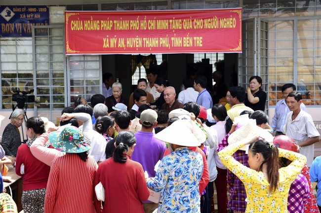 Khám bệnh, tặng thuốc và quà tại Bến Tre