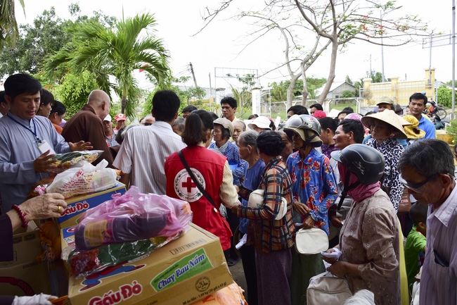 Khám bệnh, tặng thuốc và quà tại Bến Tre