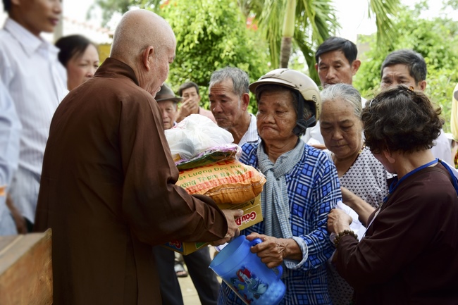 Khám bệnh, tặng thuốc và quà tại Bến Tre