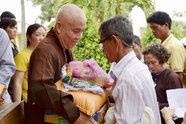 Khám bệnh, tặng thuốc và quà tại Bến Tre