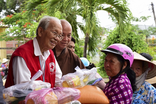 Khám bệnh, tặng thuốc và quà tại Bến Tre