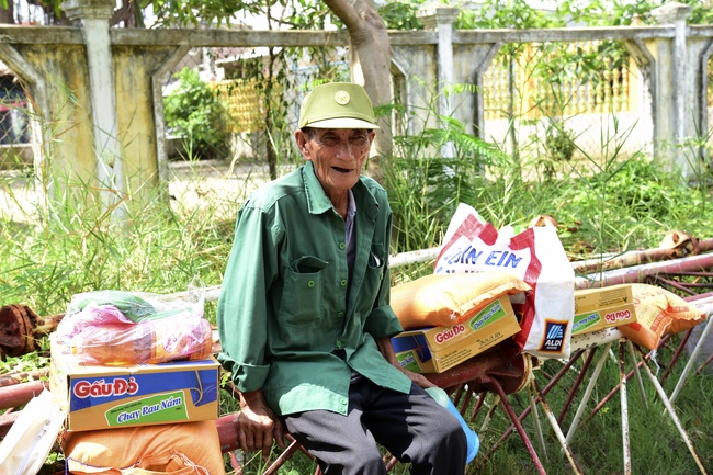 Khám bệnh, tặng thuốc và quà tại Bến Tre