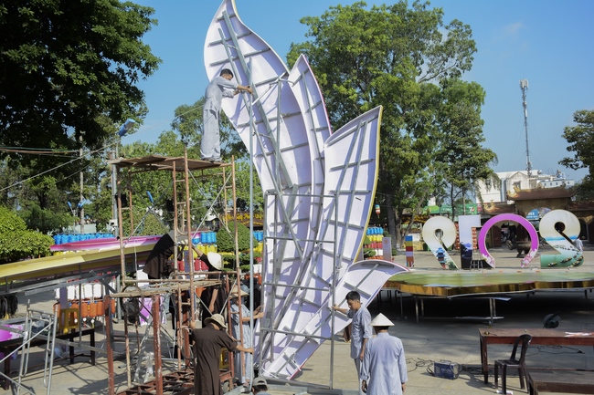 Công tác chuẩn bị trang trí Phật đản Vesak 2019 (phần 2)