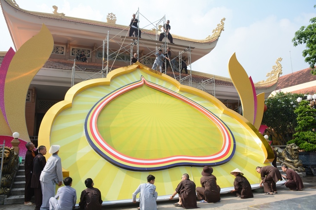 Công tác chuẩn bị trang trí Phật đản Vesak 2019 (phần 2)
