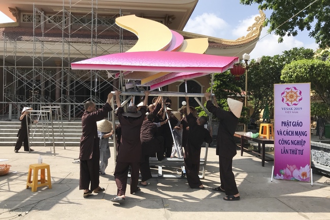 Công tác chuẩn bị trang trí Phật đản Vesak 2019 (phần 2)