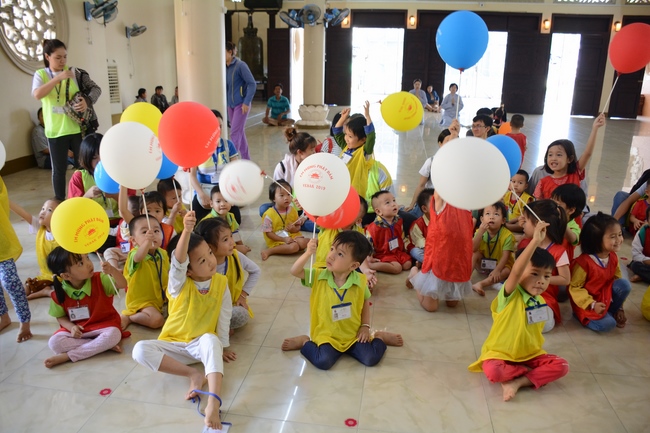 Các bé lớp mầm non Nhà Của Mẹ thăm chùa Hoằng Pháp