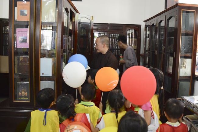 Các bé lớp mầm non Nhà Của Mẹ thăm chùa Hoằng Pháp