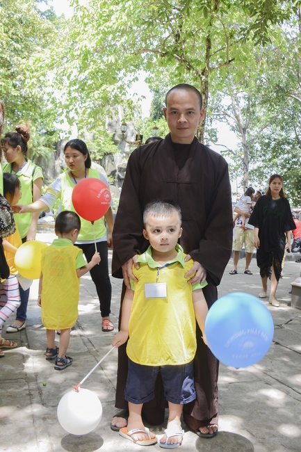 Các bé lớp mầm non Nhà Của Mẹ thăm chùa Hoằng Pháp