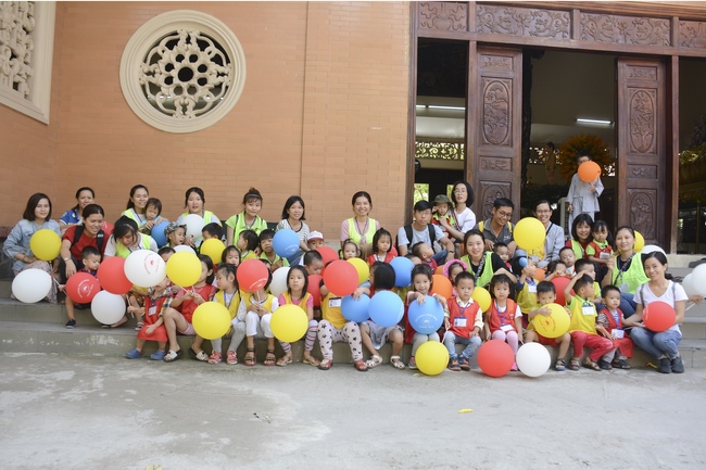 Các bé lớp mầm non Nhà Của Mẹ thăm chùa Hoằng Pháp