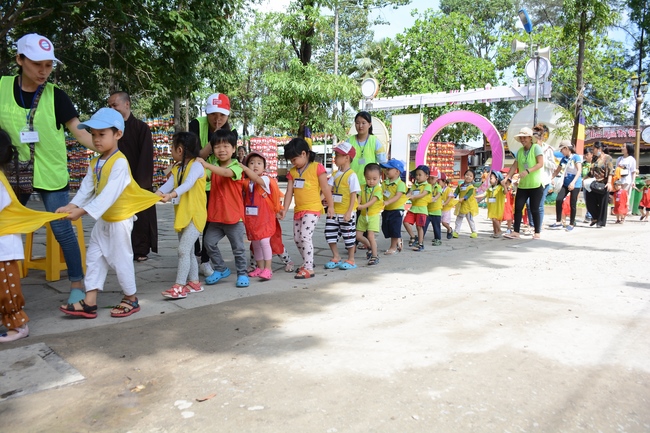 Các bé lớp mầm non Nhà Của Mẹ thăm chùa Hoằng Pháp