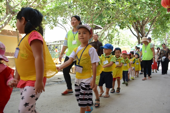 Các bé lớp mầm non Nhà Của Mẹ thăm chùa Hoằng Pháp