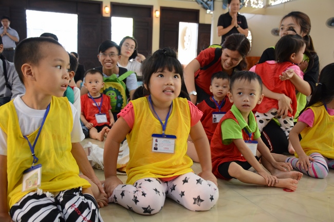 Các bé lớp mầm non Nhà Của Mẹ thăm chùa Hoằng Pháp