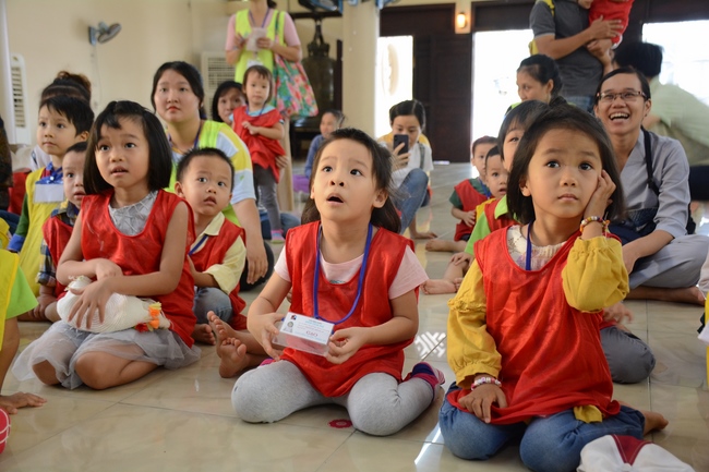 Các bé lớp mầm non Nhà Của Mẹ thăm chùa Hoằng Pháp