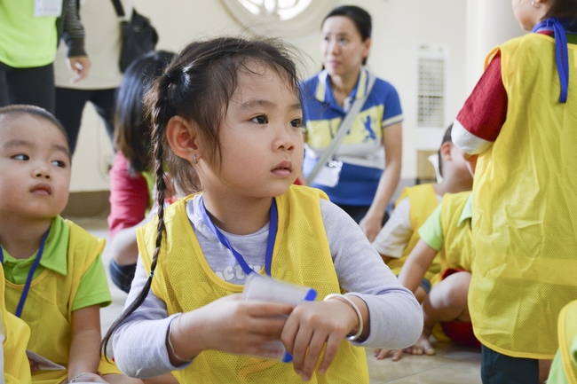 Các bé lớp mầm non Nhà Của Mẹ thăm chùa Hoằng Pháp