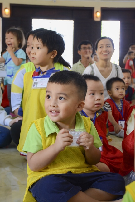 Các bé lớp mầm non Nhà Của Mẹ thăm chùa Hoằng Pháp