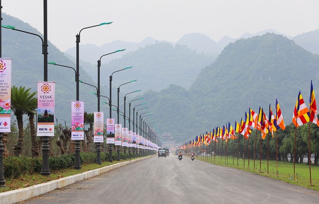 Chùa Hoằng Pháp tặng sách đại lễ Vesak 2019