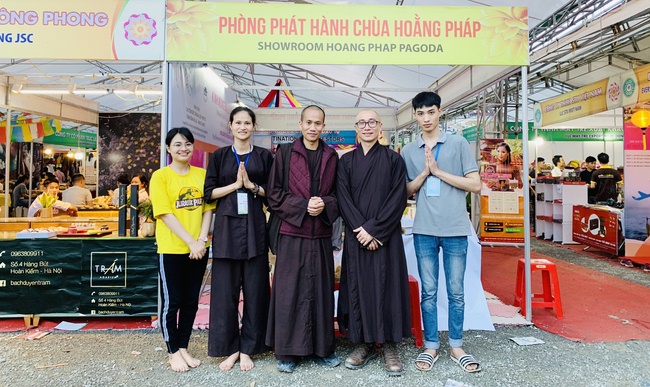 Chùa Hoằng Pháp tặng sách đại lễ Vesak 2019