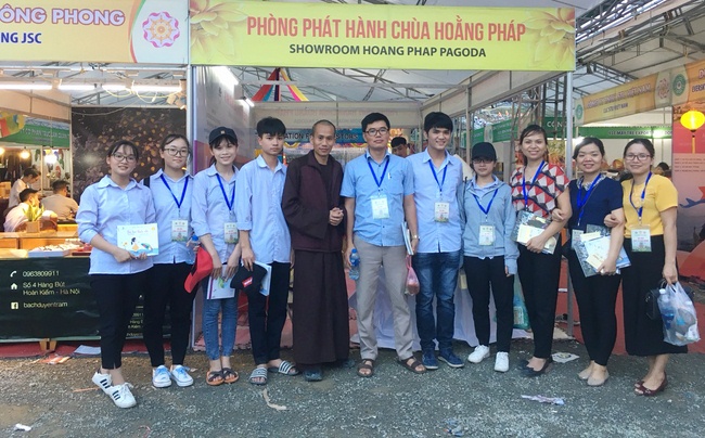 Chùa Hoằng Pháp tặng sách đại lễ Vesak 2019