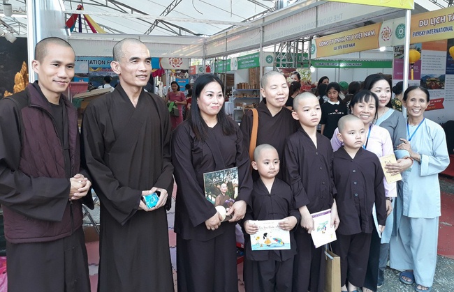 Chùa Hoằng Pháp tặng sách đại lễ Vesak 2019