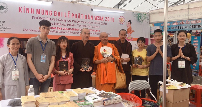 Chùa Hoằng Pháp tặng sách đại lễ Vesak 2019