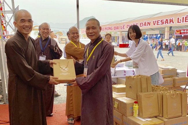 Chùa Hoằng Pháp tặng sách đại lễ Vesak 2019