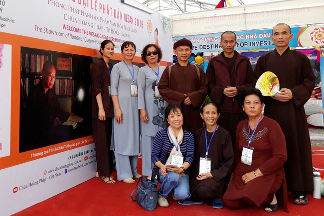 Chùa Hoằng Pháp tặng sách đại lễ Vesak 2019