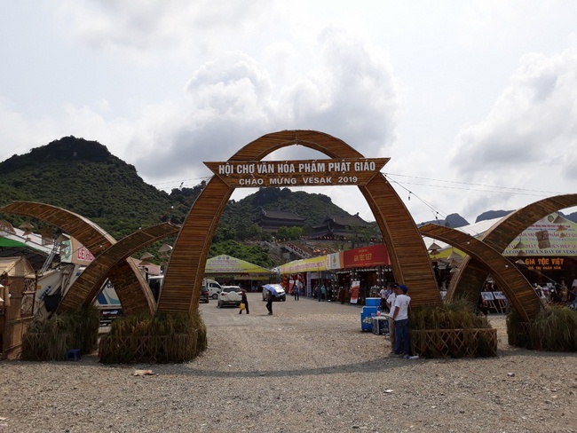 Chùa Hoằng Pháp tặng sách đại lễ Vesak 2019