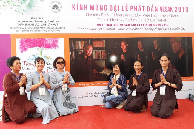 Chùa Hoằng Pháp tặng sách đại lễ Vesak 2019