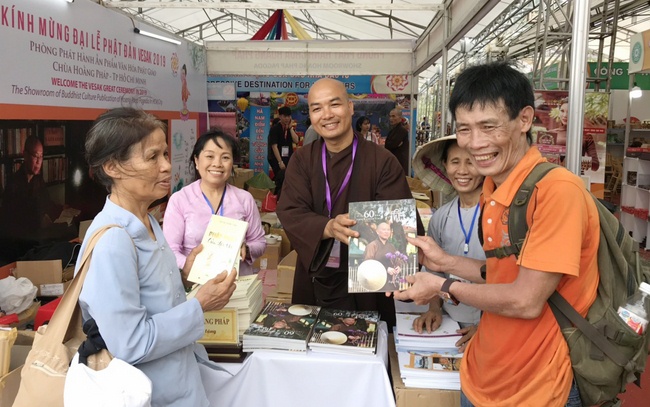 Chùa Hoằng Pháp tặng sách đại lễ Vesak 2019