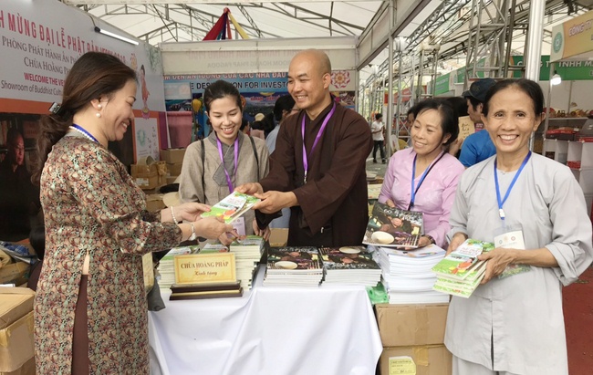 Chùa Hoằng Pháp tặng sách đại lễ Vesak 2019