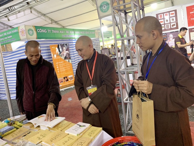 Chùa Hoằng Pháp tặng sách đại lễ Vesak 2019