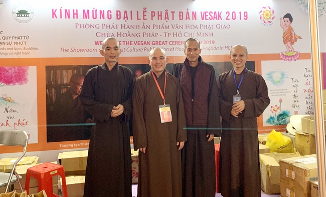 Chùa Hoằng Pháp tặng sách đại lễ Vesak 2019